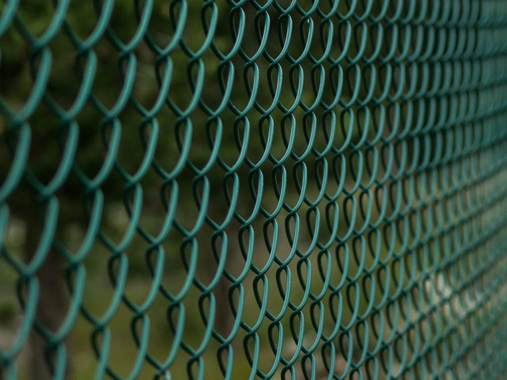 Grüner Maschendrahtzaun wirkt ästhetisch