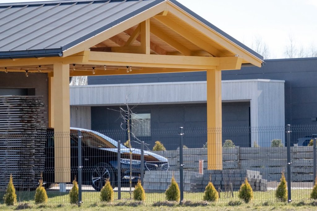 Carport und Gartenzaun harmonisch kombinieren